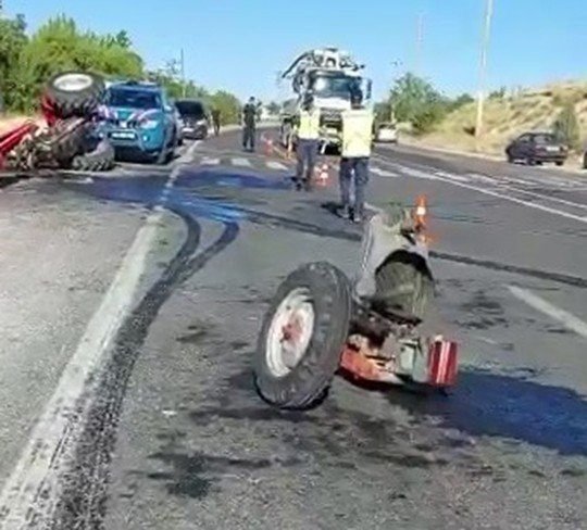 Elazığ’da Otomobil İle Çarpışan Traktör İkiye Bölündü: 2 Yaralı