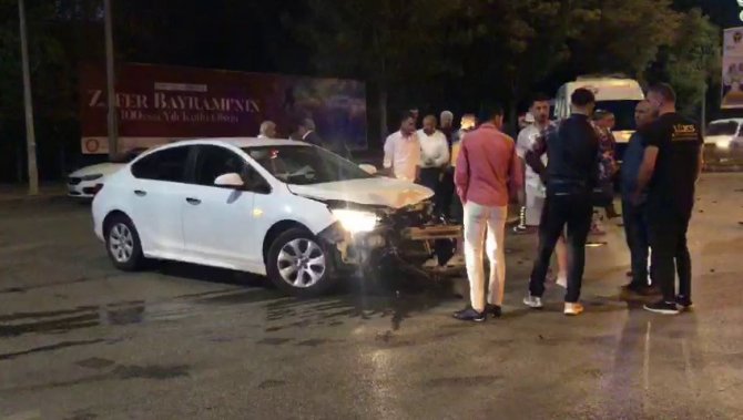 Dikkatsiz Sürücüler Kavşakta Kafa Kafaya Çarpıştı