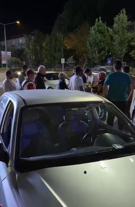 Direksiyon Hakimiyetini Kaybeden Otomobil Park Halindeki Araca Çarptı