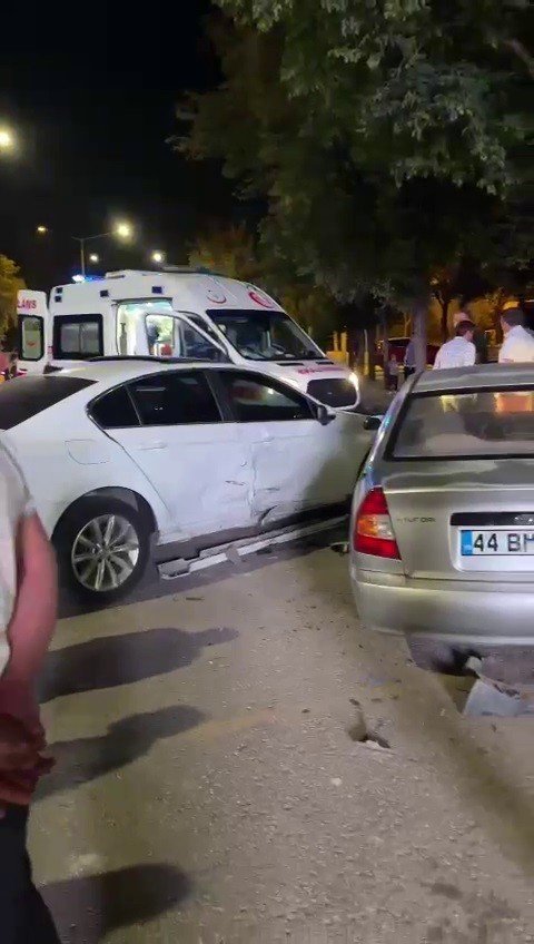 Direksiyon Hakimiyetini Kaybeden Otomobil Park Halindeki Araca Çarptı