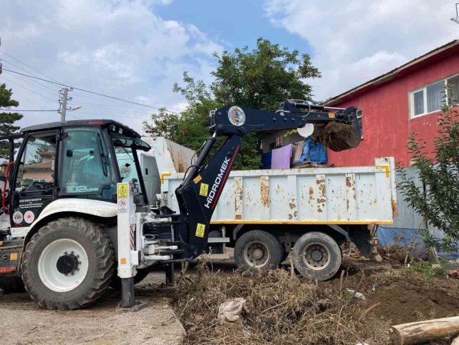 İ̇nönü Belediyesi Sel Afetinin Ardından Yaraları Sarıyor