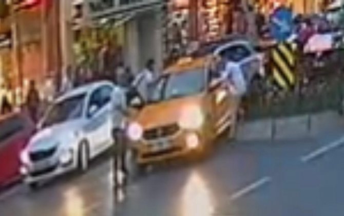 Fatih’te Kendilerini Almayan Taksiciye Saldırdılar, O Anlar Kamerada