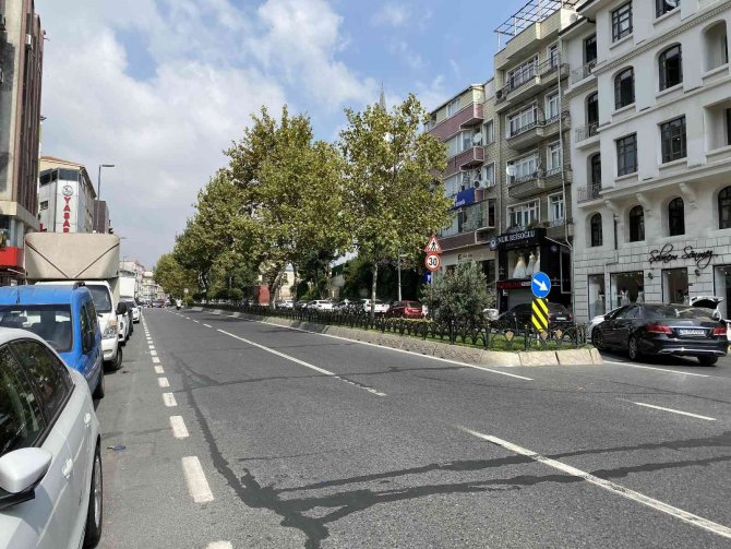 Fatih’te Kendilerini Almayan Taksiciye Saldırdılar, O Anlar Kamerada