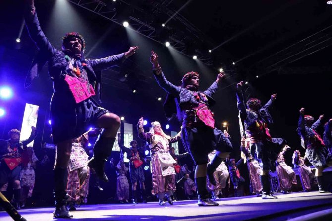 Kartal’da ‘Uluslararası Halk Oyunları Festivali’ Renkli Görüntülerle Başladı