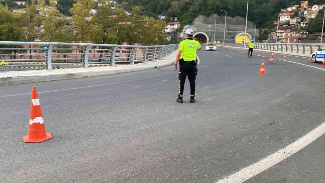 Kontrolden Çıkan Araç Bariyerlere Vurarak Durabildi: 3 Yaralı