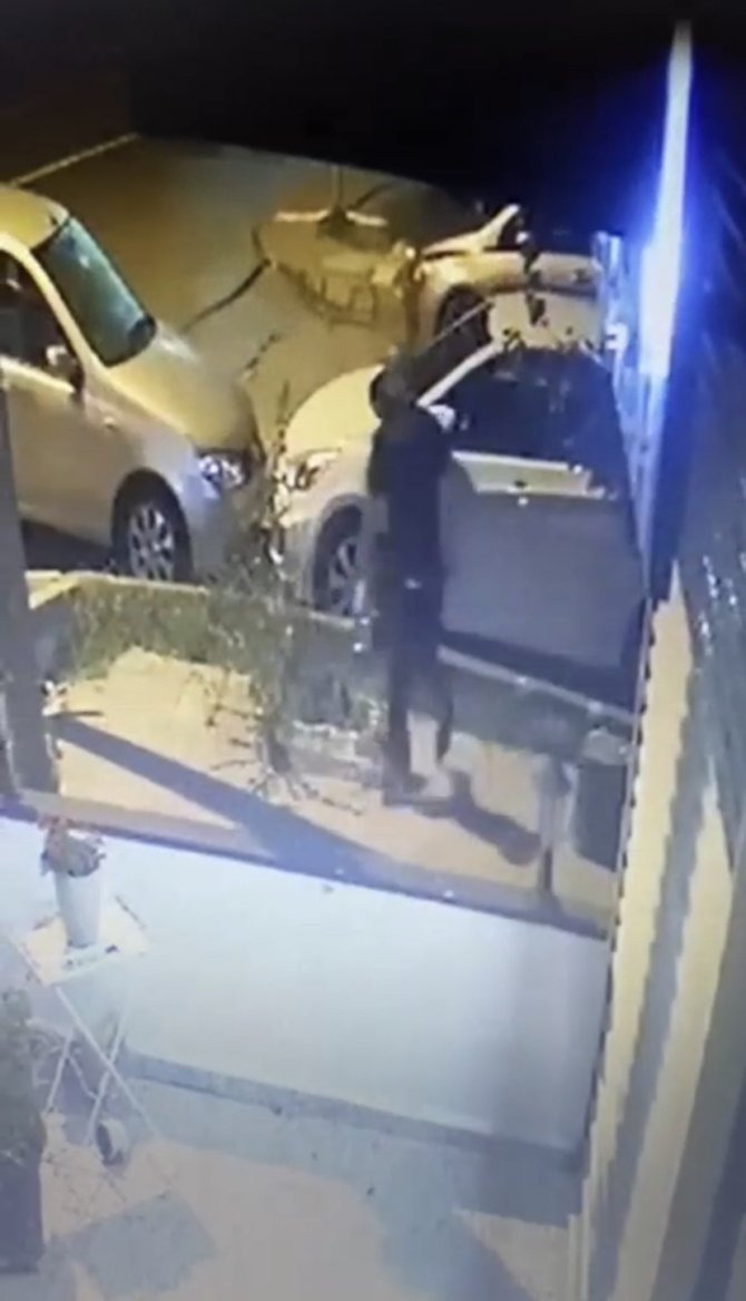 İ̇stanbul’da Vatandaşların Kabusu Hırsız Yakalandı: 22 Otomobilin Multimedya Cihazını Çaldı