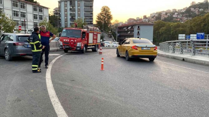 Kontrolden Çıkan Araç Bariyerlere Vurarak Durabildi: 3 Yaralı