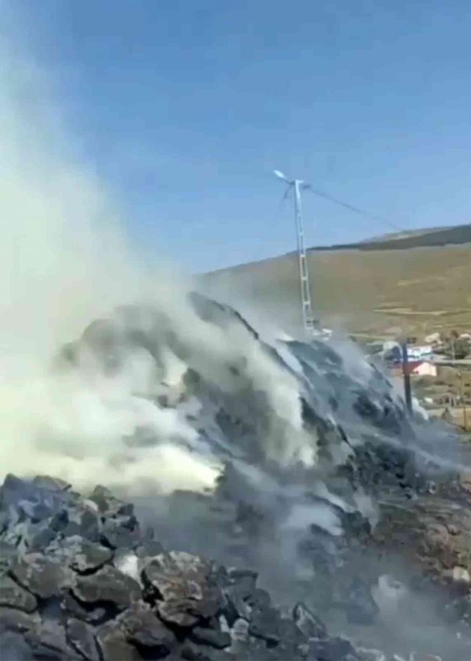 Kışlık Yakacak Tezek İle 250 Balya Ot Kül Oldu