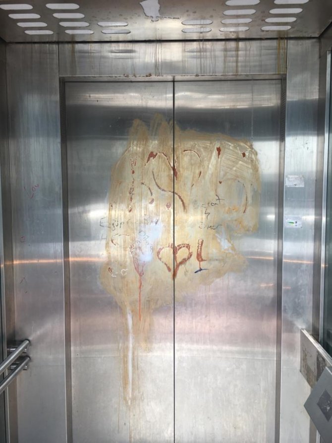 Yaya Üst Geçidinin Asansörünü Bu Hale Getirdiler