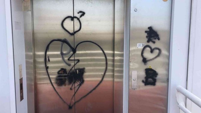 Yaya Üst Geçidinin Asansörünü Bu Hale Getirdiler