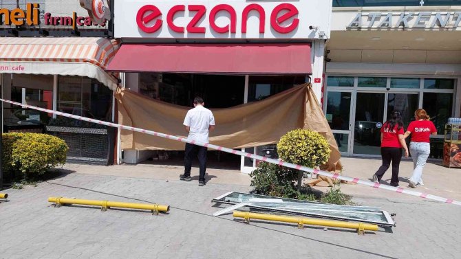Pedalları Karıştıran Sürücü Eczaneye Daldı