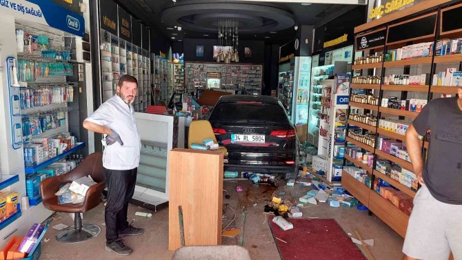 Pedalları Karıştıran Sürücü Eczaneye Daldı