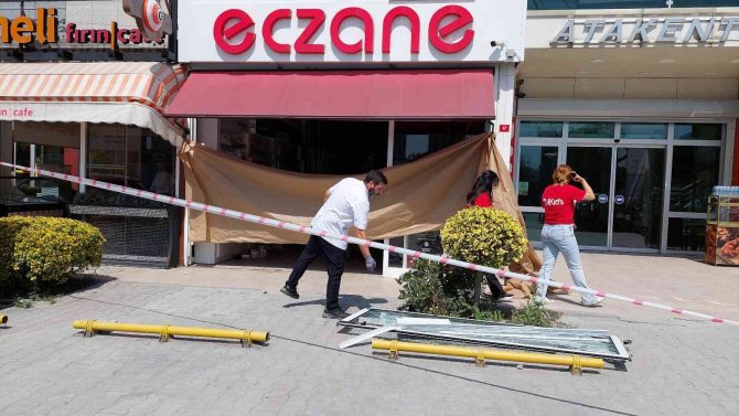 Pedalları Karıştıran Sürücü Eczaneye Daldı