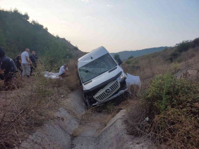 Nişandan Dönerken Minibüsleri Sulama Kanalına Devrildi: 3’ü Ağır 10 Yaralı