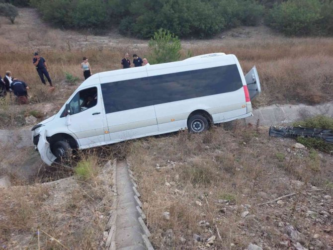Nişandan Dönerken Minibüsleri Sulama Kanalına Devrildi: 3’ü Ağır 10 Yaralı