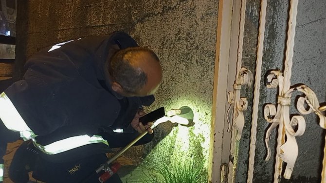 Atık Su Borusuna Sıkışan Yavru Kediyi İtfaiye Kurtardı