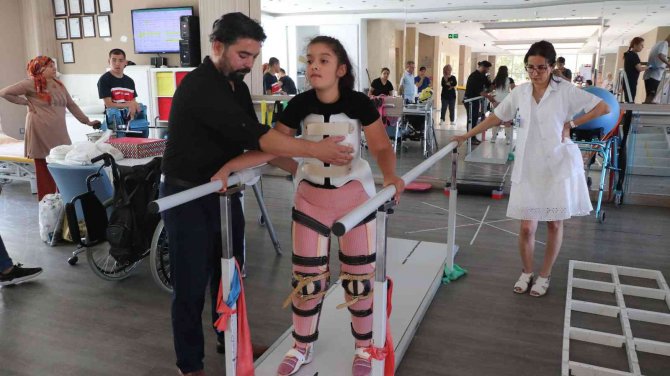 11 Yıldır Yürüyemeyen Betül, 2 Yıllık Tedavinin Ardından İlk Adımlarını Attı