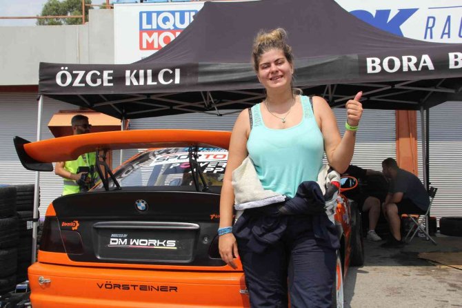 Türkiye’nin Tek Kadın Drift Pilotu İle En Genç Pilotu Pistlerde