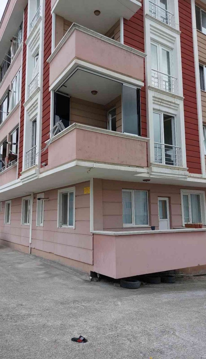 Halı Silkelerken Balkondan Düştü