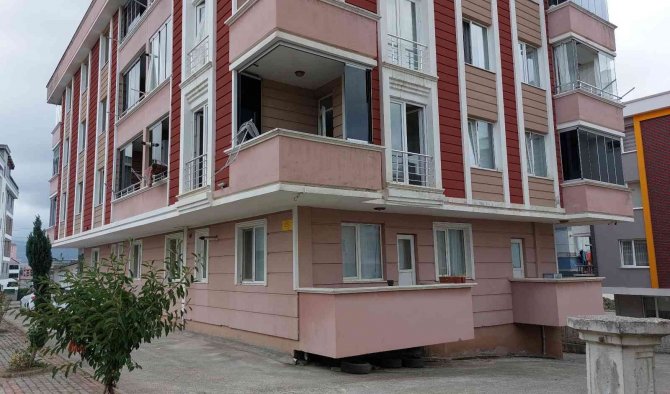 Halı Silkelerken Balkondan Düştü