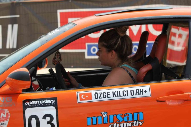 Türkiye’nin Tek Kadın Drift Pilotu İle En Genç Pilotu Pistlerde