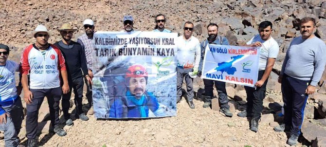 Aktivistler Ölen Dağcı Arkadaşları Anısına Süphan Dağı’na Tırmandılar