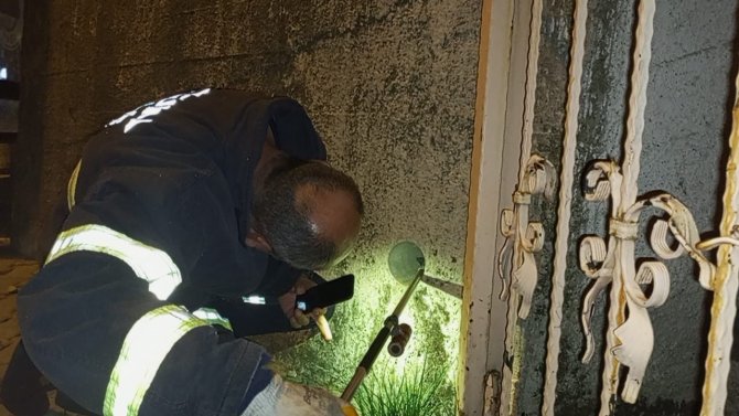 Atık Su Borusuna Sıkışan Yavru Kediyi İtfaiye Kurtardı