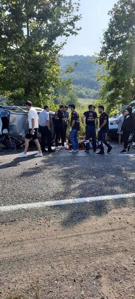 Otomobil Taklalar Atarak Durabildi: 1 Ölü, 2 Yaralı