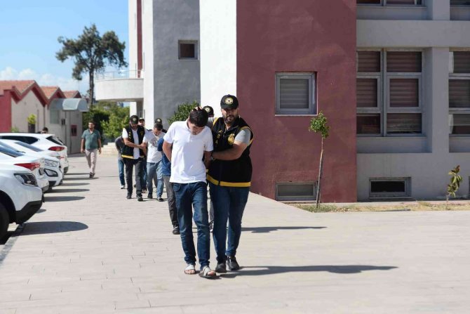 Cinayet Zanlılarını "Kırmızı Örtü" Ele Verdi