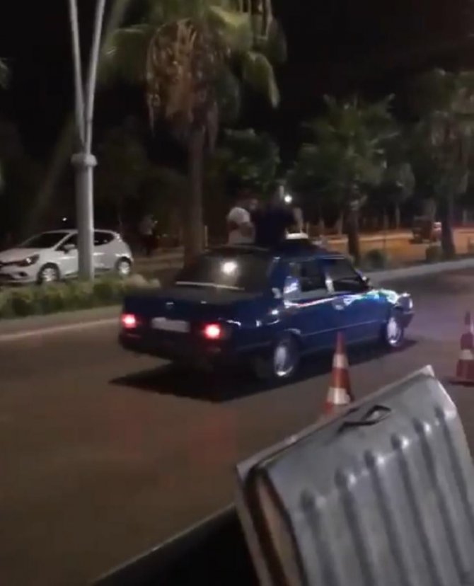 Otomobil Tavanında Tehlikeli Yolculuk
