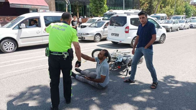 Hafif Ticari Araç İle Motosiklet Çarpıştı: 1 Yaralı