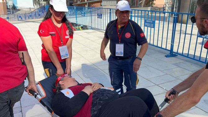 Cumhurbaşkanı Erdoğan’ı Beklerken Baygınlık Geçiren Vatandaşlara Sağlık Ekipleri Müdahale Etti