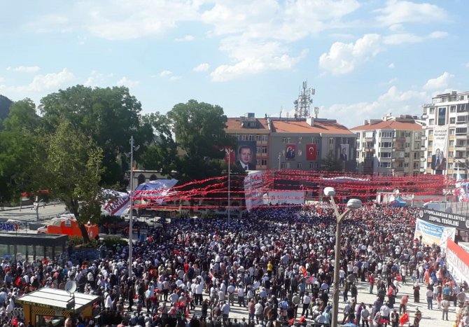 Cumhurbaşkanı Erdoğan’ı Beklerken Baygınlık Geçiren Vatandaşlara Sağlık Ekipleri Müdahale Etti