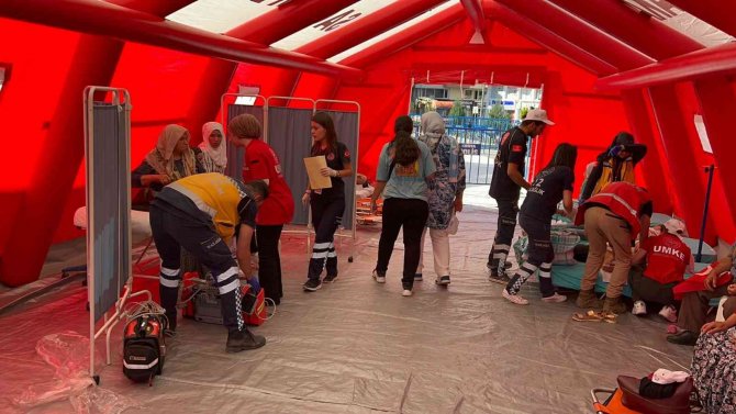 Cumhurbaşkanı Erdoğan’ı Beklerken Baygınlık Geçiren Vatandaşlara Sağlık Ekipleri Müdahale Etti