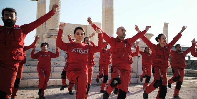 Denizli Ekibi, 30 Ağustos’u Zeybek İle Akut Kırmızısını Buluşturarak Kutladı