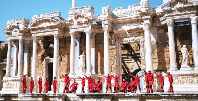 Denizli Ekibi, 30 Ağustos’u Zeybek İle Akut Kırmızısını Buluşturarak Kutladı