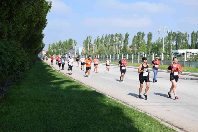 Anadolu Üniversitesi Lösev İçin Koştu