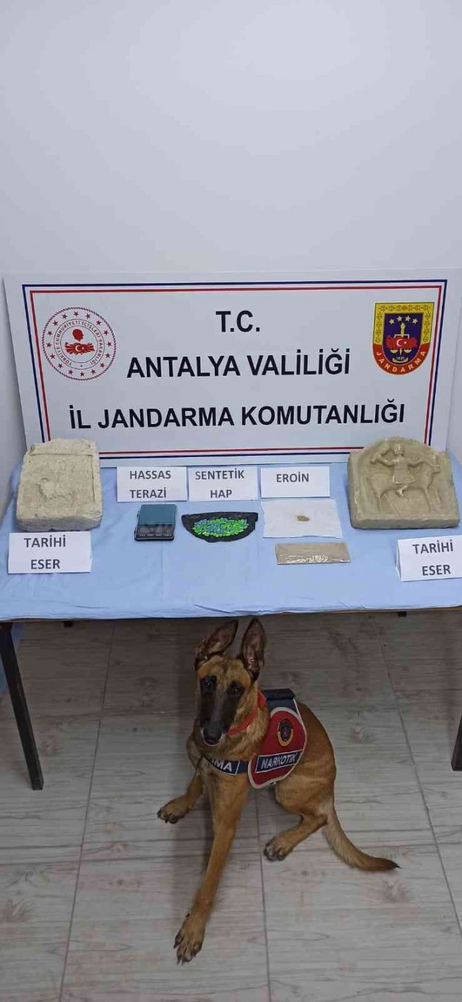 Yaşlı Kadın Evinde Uyuşturucu Ve Tarihi Eserle Yakalandı