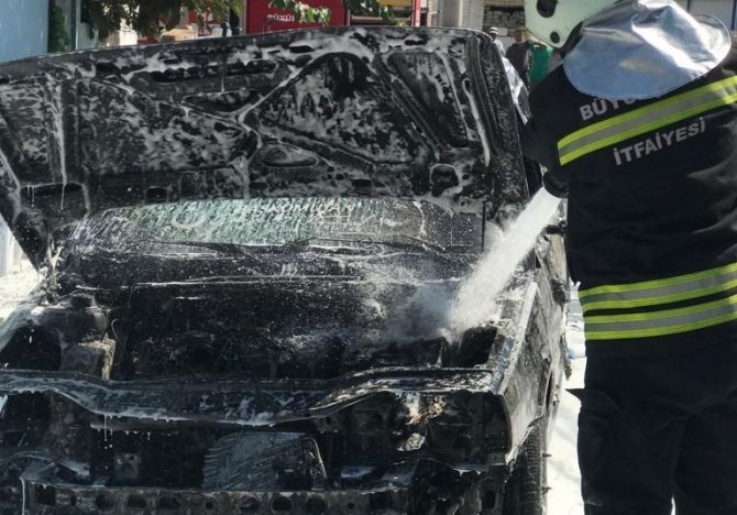Park Halindeyken Yanan Otomobil Kullanılamaz Hale Geldi