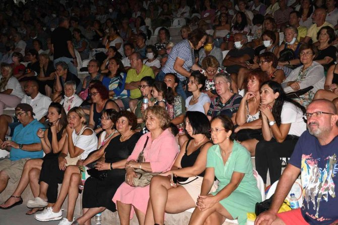 ’Baba Kız Oyunu’ Kuşadalı Sanatseverlerle Buluştu