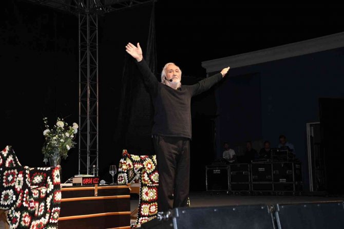 ’Baba Kız Oyunu’ Kuşadalı Sanatseverlerle Buluştu