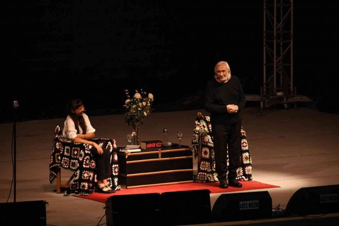 ’Baba Kız Oyunu’ Kuşadalı Sanatseverlerle Buluştu