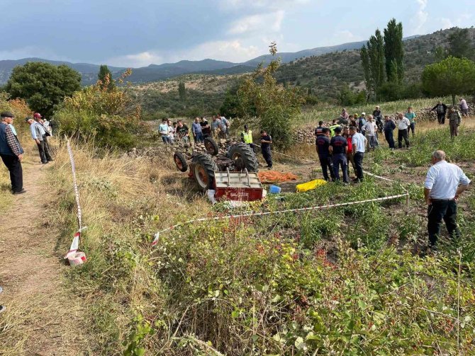 Traktör Kazasında Amca Yeğen Hayatını Kaybetti