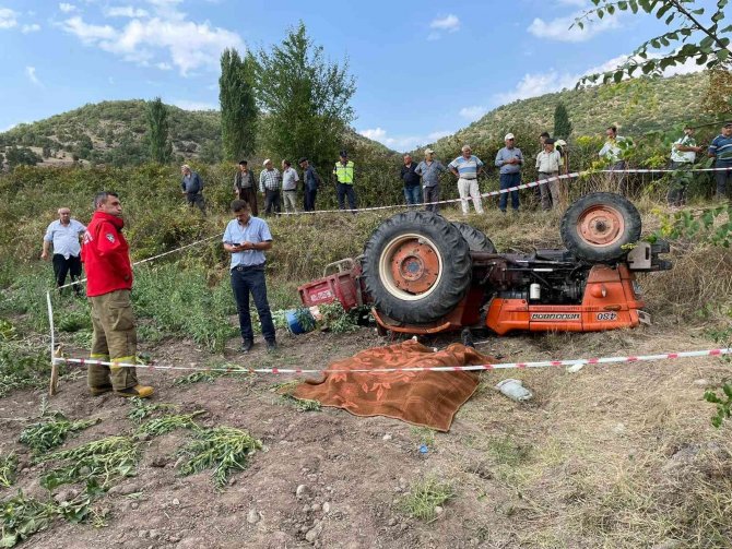 Traktör Kazasında Amca Yeğen Hayatını Kaybetti