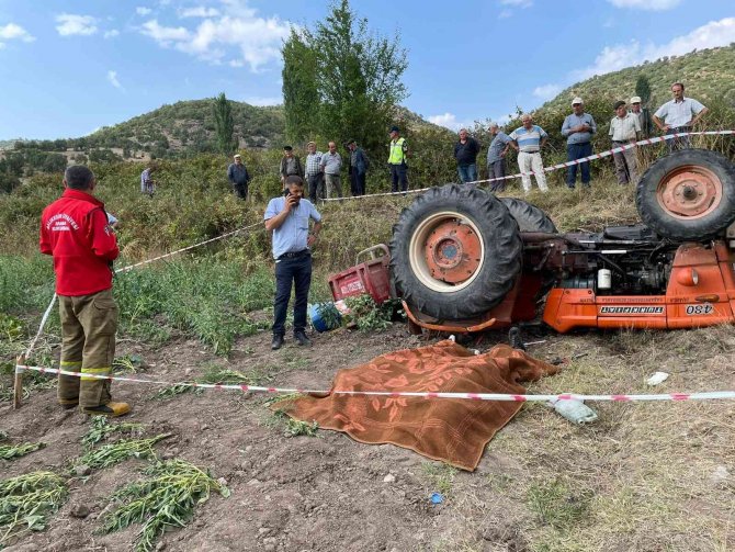 Traktör Kazasında Amca Yeğen Hayatını Kaybetti