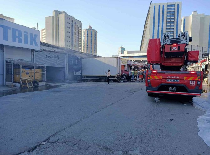 Beylikdüzü’nde Sanayi Sitesinde Korkutan Patlama: O Anlar Kamerada