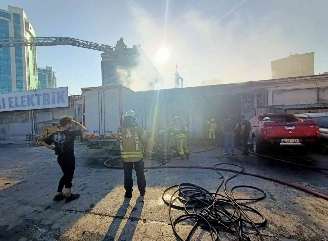 Beylikdüzü’nde Sanayi Sitesinde Korkutan Patlama: O Anlar Kamerada