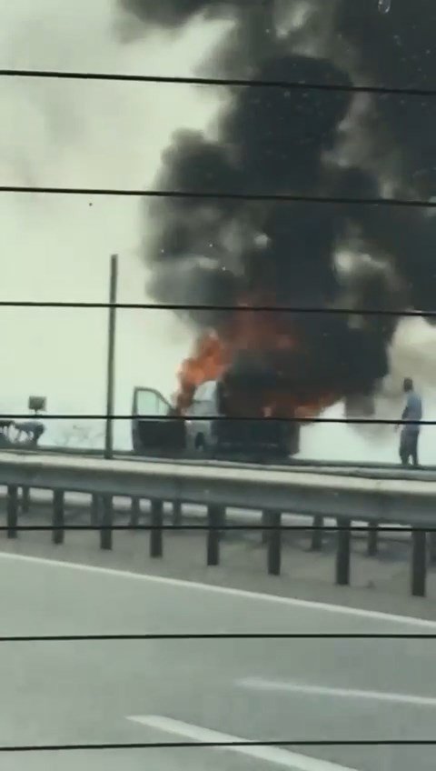Bursa’da Seyir Halinde Giden Hafif Ticari Araç Alev Alev Yandı