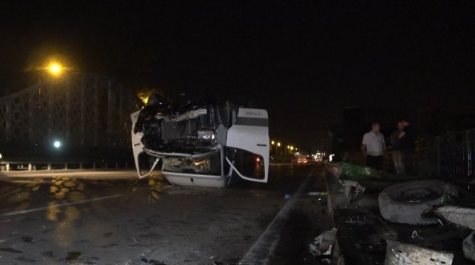 Direksiyon Hakimiyetini Kaybeden Sürücü Servis Aracıyla Ters Döndü
