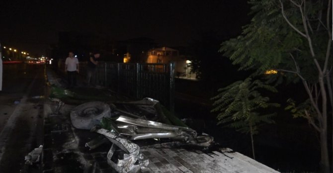 Direksiyon Hakimiyetini Kaybeden Sürücü Servis Aracıyla Ters Döndü